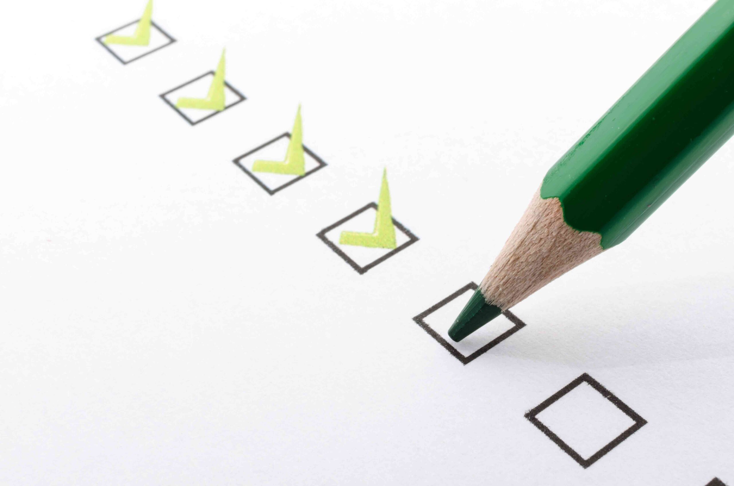 Stift, der Punkte auf einer Checkliste abhakt